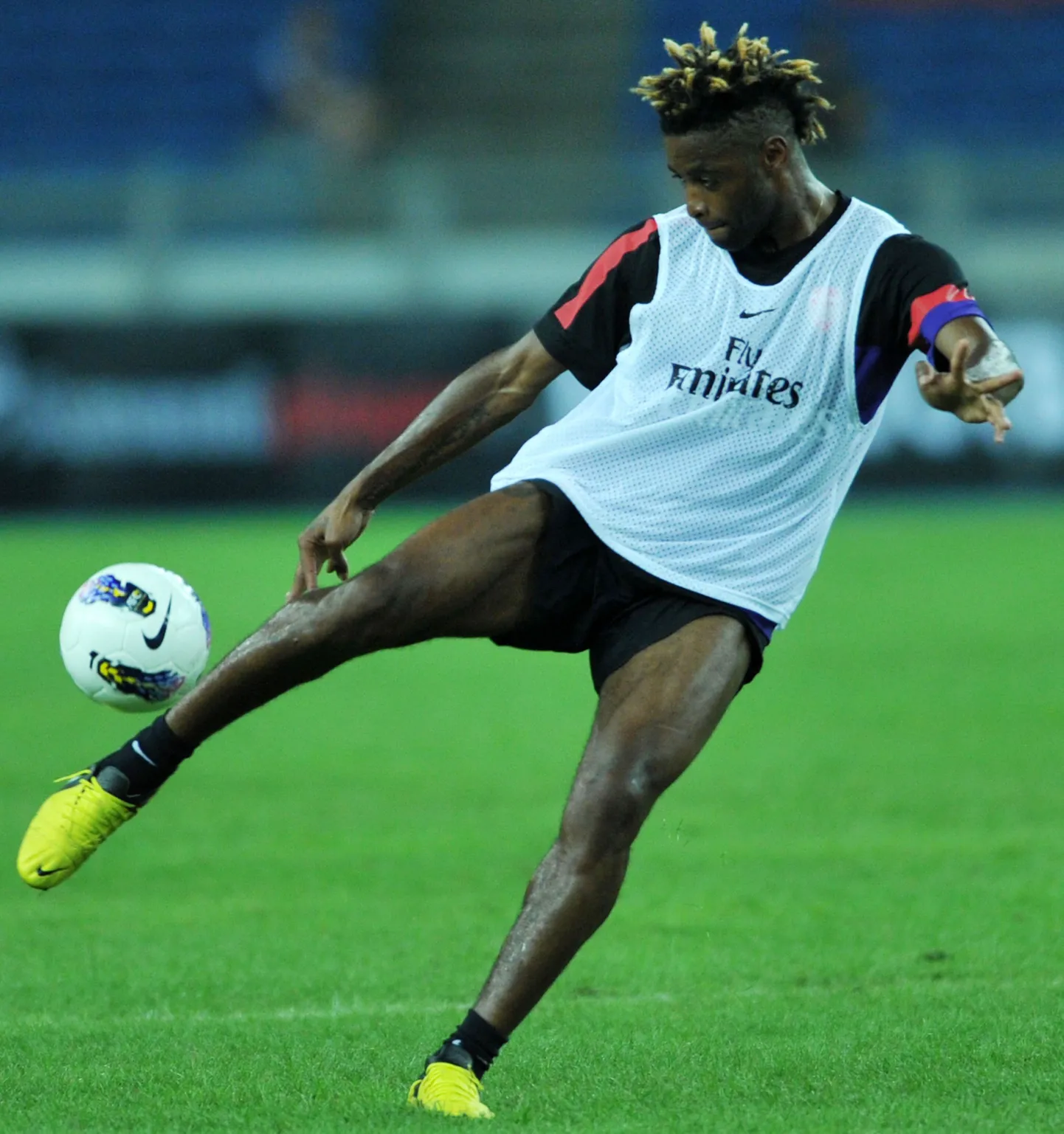 Alex Song hakkab kandma FC Barcelona särki.