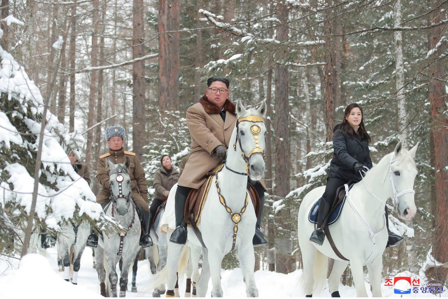 Põhja-Korea liider Kim Jong-un koos abikaasa Ri Sol-juga ratsutamas Paektu mäe lähistel.