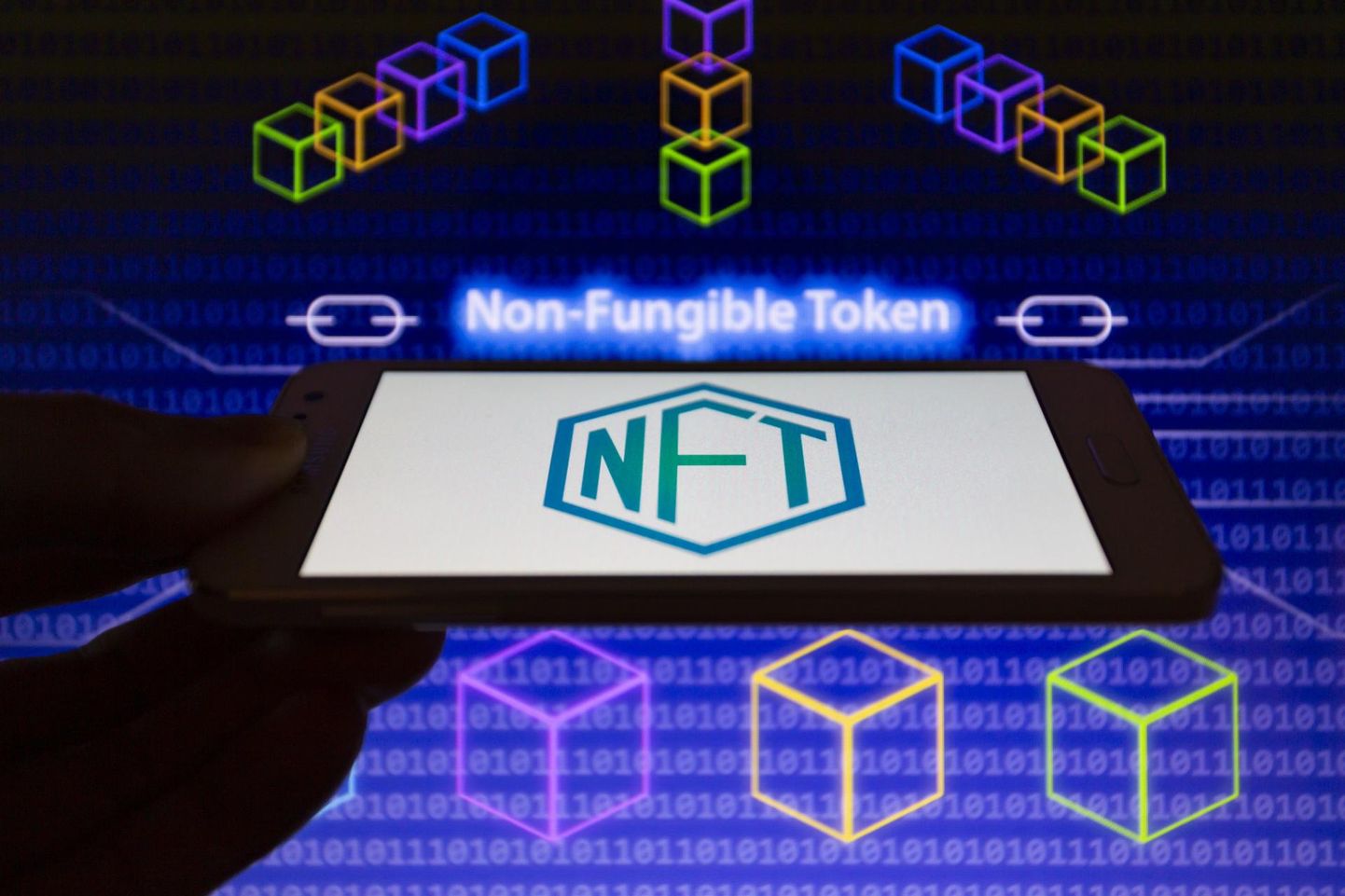 NFT on eriline krüptosertifikaat, mida ei saa kopeerida ega jagada. Fotol NFT logo nutitelefonis.