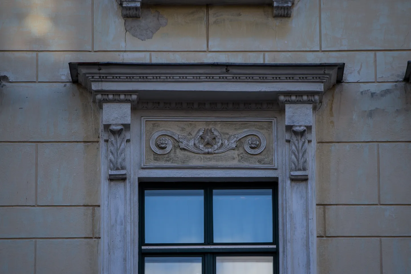 ENSV sümbolid. Siseministeeriumi hoone. Pikk 61.