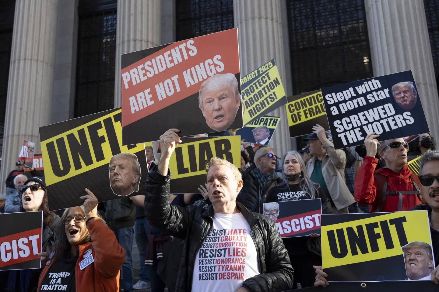 USAs on väga tugev avaliku arvamuse surve poliitkorrektse «liberaalsuse» suunas, mille toetajad on Trumpi järjekindlalt dehumaniseerinud. Pildil «liberaalide» vastumeeleavaldus 27. oktoobril New Yorgis Trumpi kampaaniaüritusele Madison Square Gardenis.