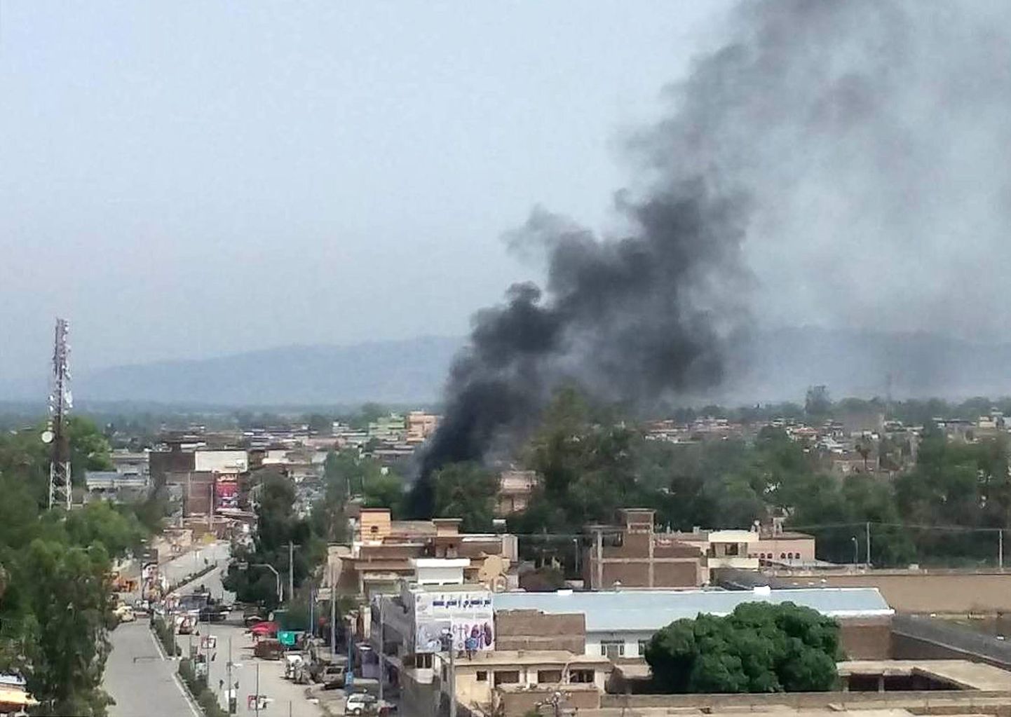 Jalalabadi linnas valitsusasutuste vastu täna korraldatud rünnaku paigast on näha kerkimas suitsu.