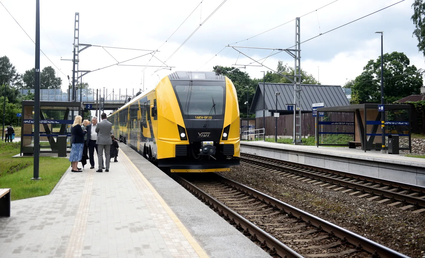 Электропоезд прибывает на новую железнодорожную станцию Bieriņi/Bērnu slimnīca