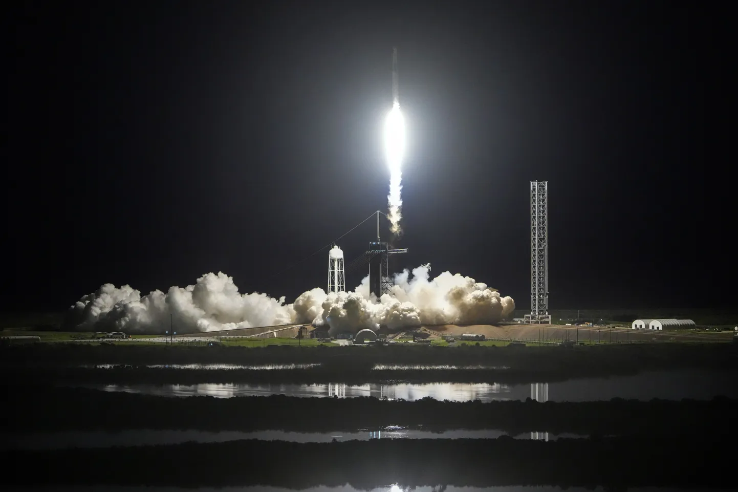 SpaceX-i kanderakett Falcon 9 neljaliikmelise vaid eraisikutest koosneva meeskonnaga startis edukalt Florida osariigis Canaverali neemel asuvast Kennedy kosmosekeskusest.