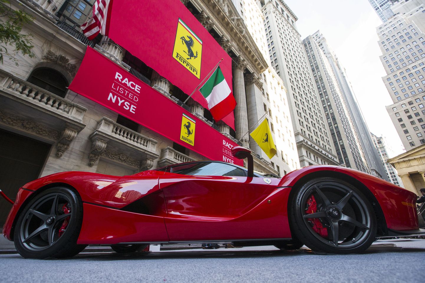 Ferrari tähistas börsidebüüti 21. oktoobril oma kuulsamate mudelite näitusega New Yorgi börsihoone ees.