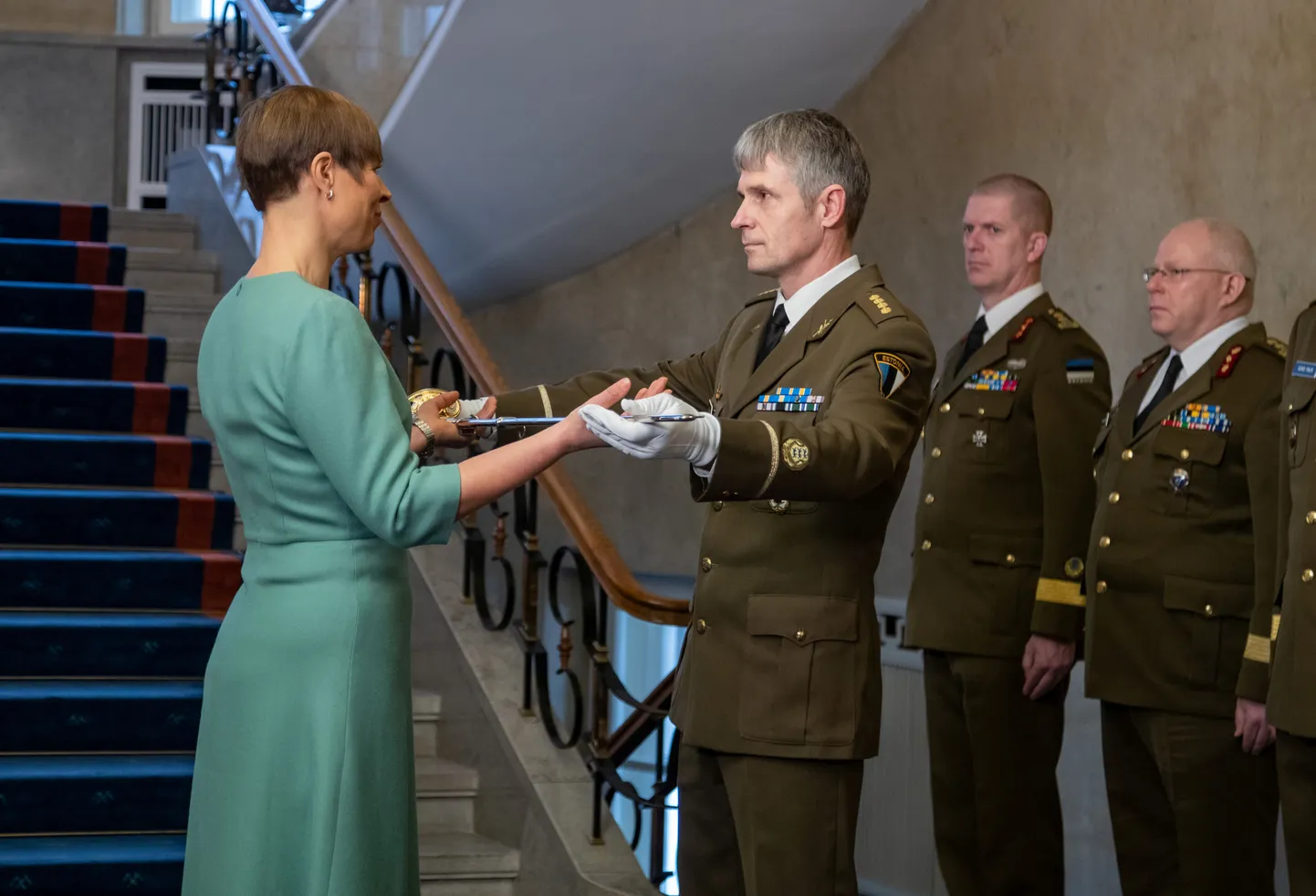 Vabariigi aastapäeval võttis Eesti liputoimkonna juht kapten Indrek Reismann president Kersti Kaljulaidilt vastu Eesti maaväeohvitseri mõõga nr 0001, et sellega osaleda vabariigi aastapäeva paraadil riigilipuohvitseri ülesandes. Samasuguse mõõgaga tunnustas reservohvitseride kogu nüüd liputoimkonna juhti.