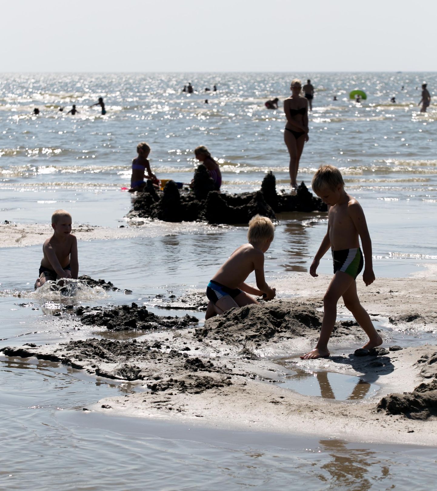 Lapsed Pärnu rannas mängimas.