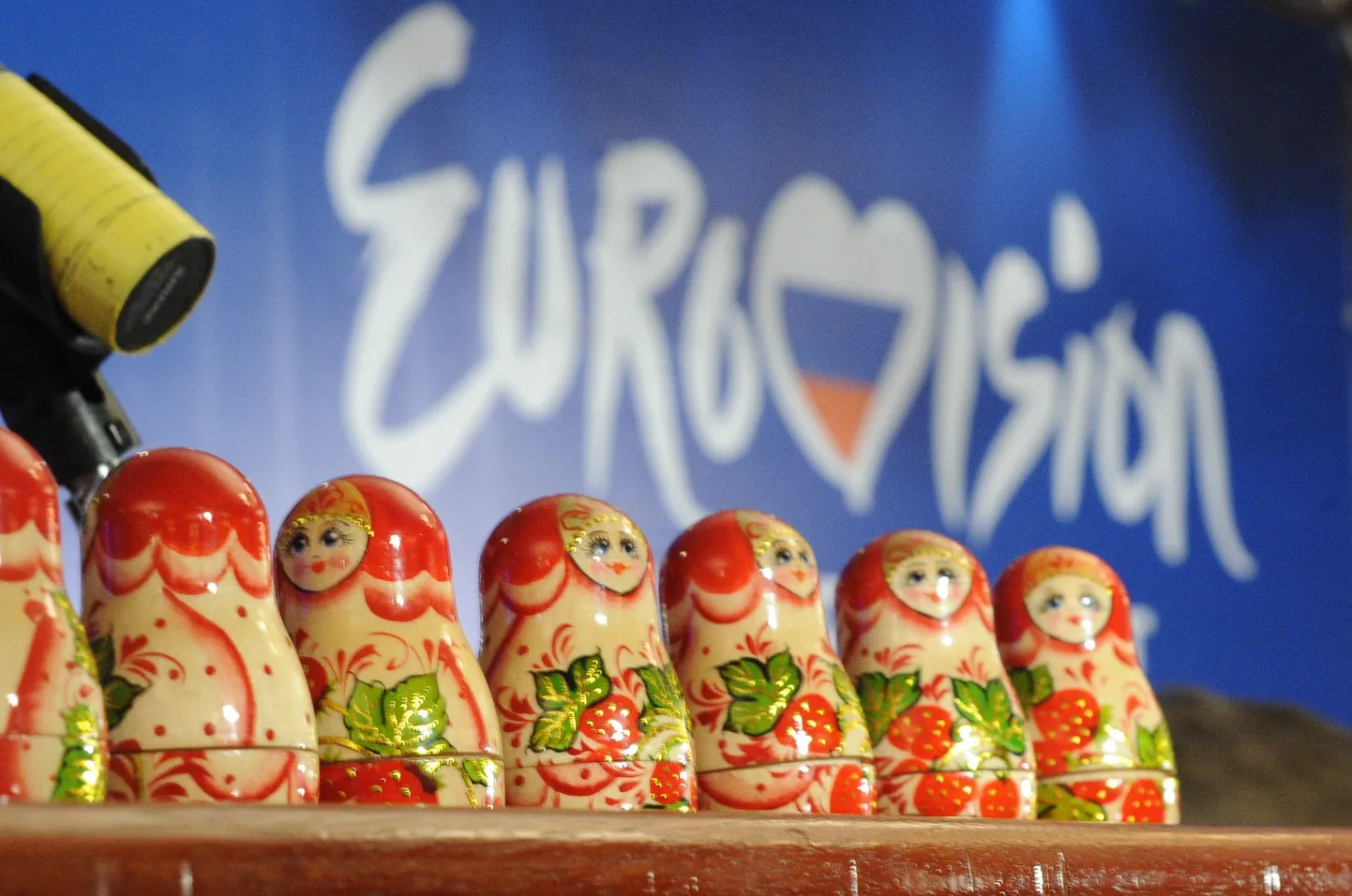 Matrjoškad Eurovisiooni logo ees