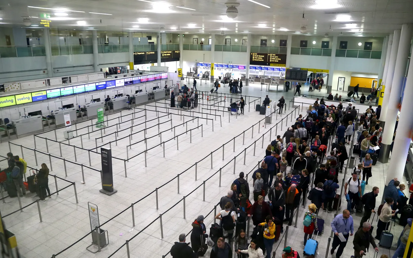 Inimesed Gatwicki lennujaamas eile.
