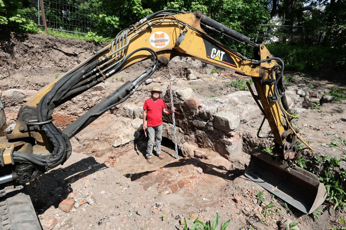 Lossi tänavas jätkuvad arheoloogilised kaevamised arheoloog Rünno Vissaku juhtimisel.