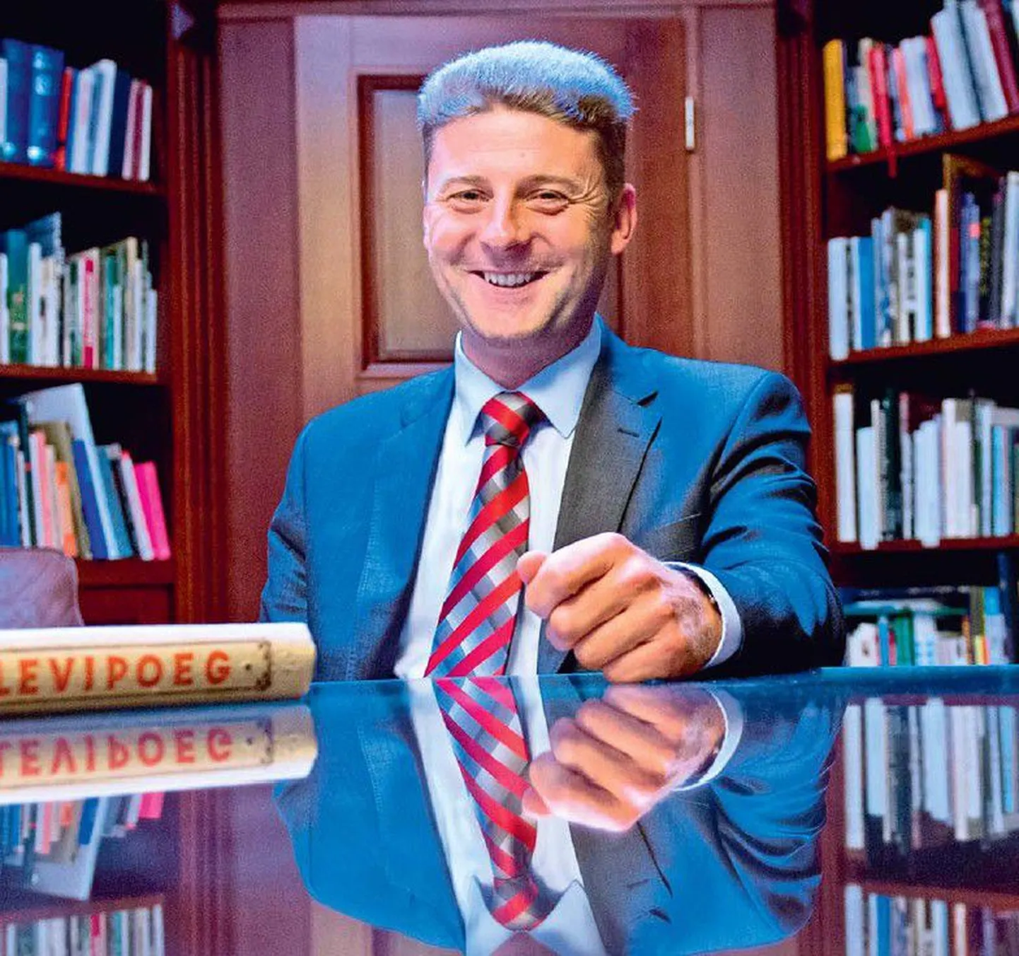 Kalevi ja Felixi juhatuse esimees Kaido Kaare ettevõtte raamatukogus. Rahvuseepos «Kalevipoeg» pole laual juhuslikult, vaid on osa ettevõtte turundustegevusest, sest ühe tootesarja nimed on laenatud Kreutzwaldilt.
