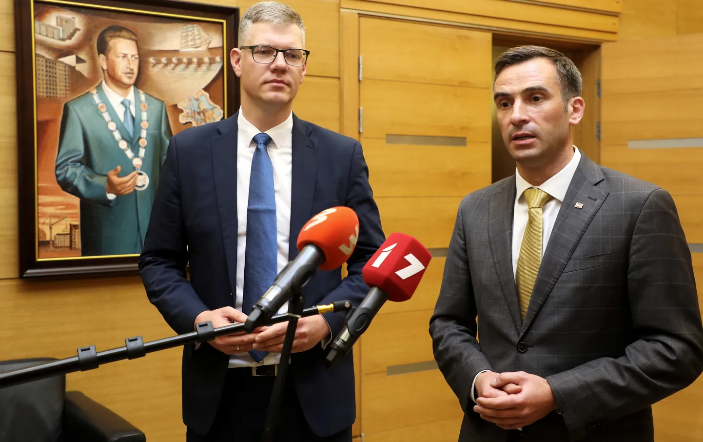 Vilnis Ķirsis (no kreisās) un Rīgas domes priekšsēdētājs Mārtiņš Staķis
