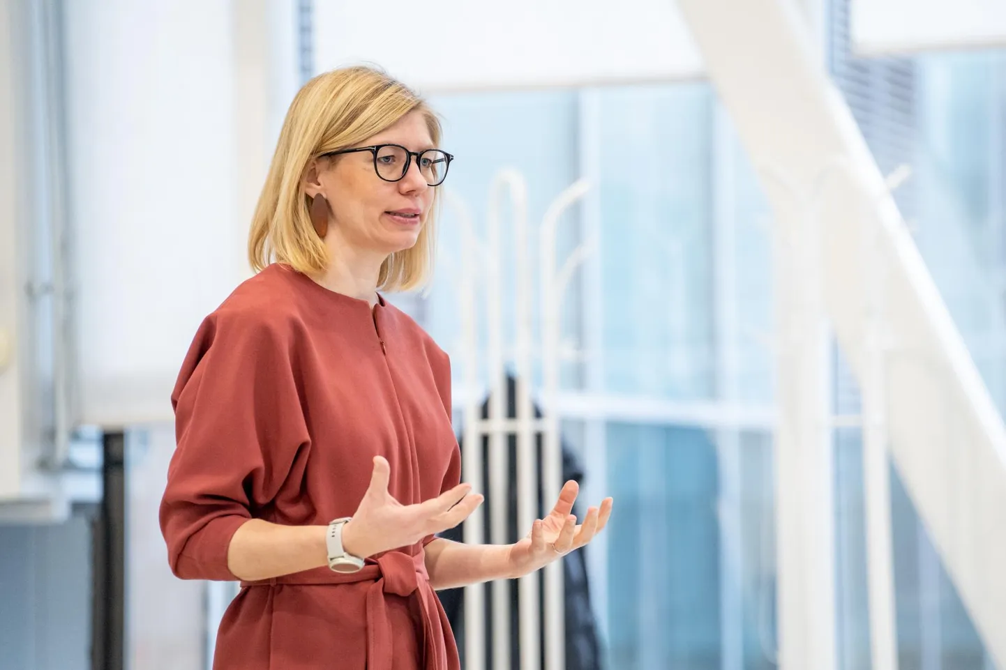 Kultuuriminister Piret Hartman kohtus Pärnumaa kultuurikorraldajatega Raeküla Vanakooli keskuses ja raamatukogutöötajatega Pärnu keskraamatukogus (pildil).