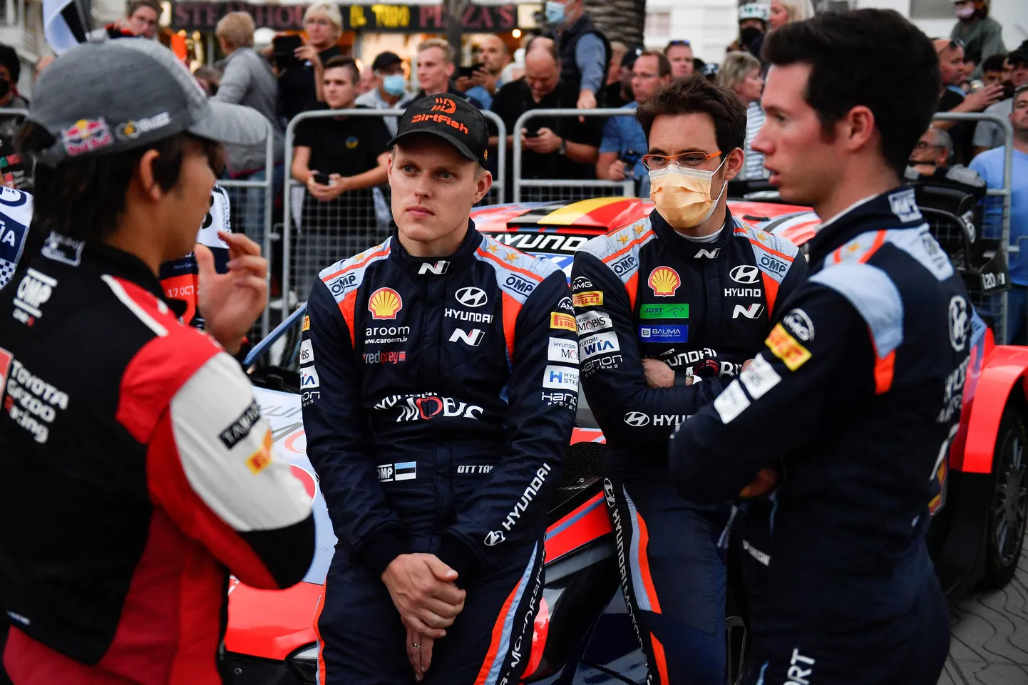 Hyundai sõitja Ott Tanak koos meeskonnakaaslase Thierry Neuville'i ja tema kaardilugeja Martijn Wydaeghega Kataloonia rallil 2021.