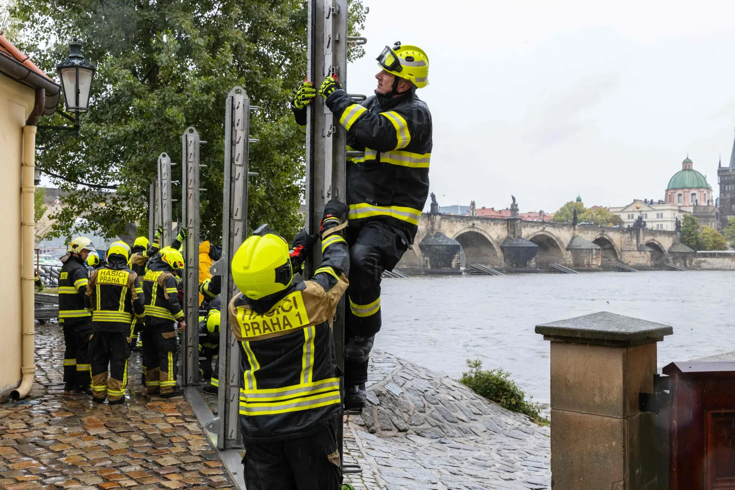 Prāgā ugunsdzēsēji uzstāda barjeras, lai cīnītos pret gaidāmajiem plūdiem.