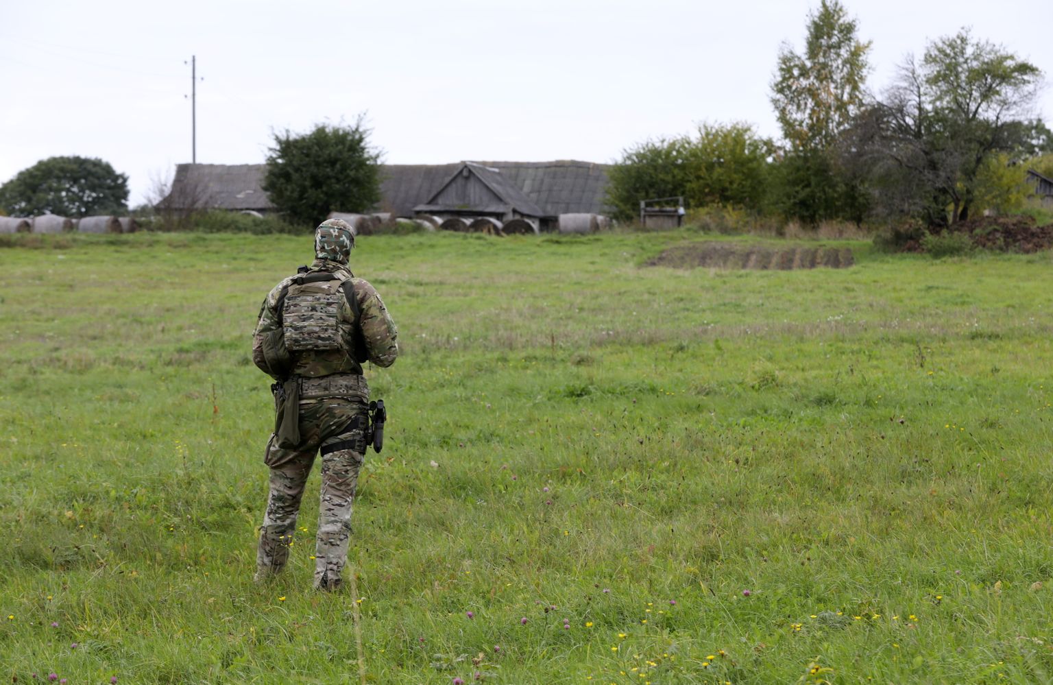 Nacionālo Bruņoto spēku karavīrs Krāslavas novada Robežniekos, kur uz Latvijas-Baltkrievijas robežas tiek uzstādīts Slovēnijas Aizsardzības ministrijas dāvinātais pagaidu žogs.