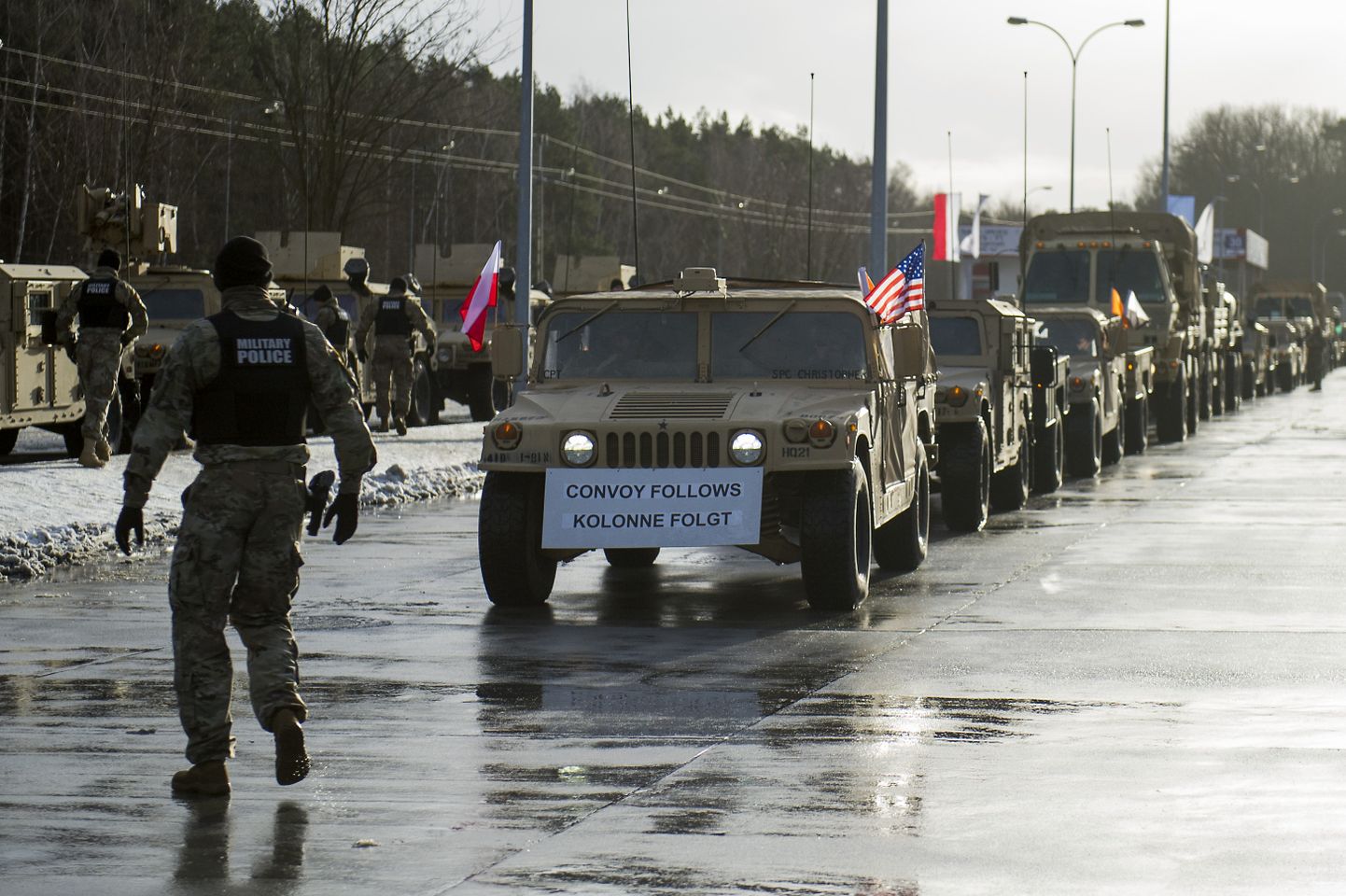 Poolakad tervitamas USA vägede saabumist.
