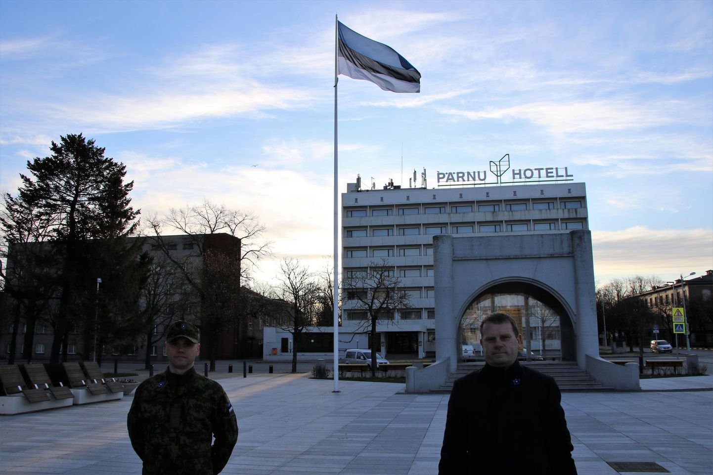 Pärnu Iseseisvuse väljakul heiskasid täna hommikul veteranide auks lipu veebel Aare Laur Kaitseliidu Pärnumaa malevast ja Pärnu linnapea Romek Kosenkranius.