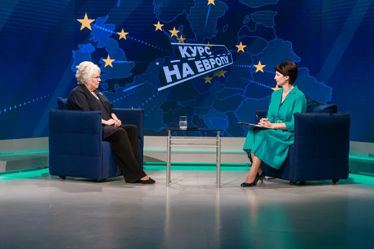 Студия Postimees: Марина Кальюранд – в Брюссель спасать имидж Эстонии? / Одежда ведущей: Luisa Spagnoli Estonia