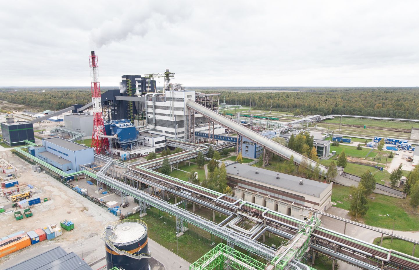 Suur osa Eesti põlevkivitööstusest on koondunud Narva lähedale Auveresse, kus asuvad nii õlitehased kui elektrijaamad. MATTI KÄMÄRÄ
