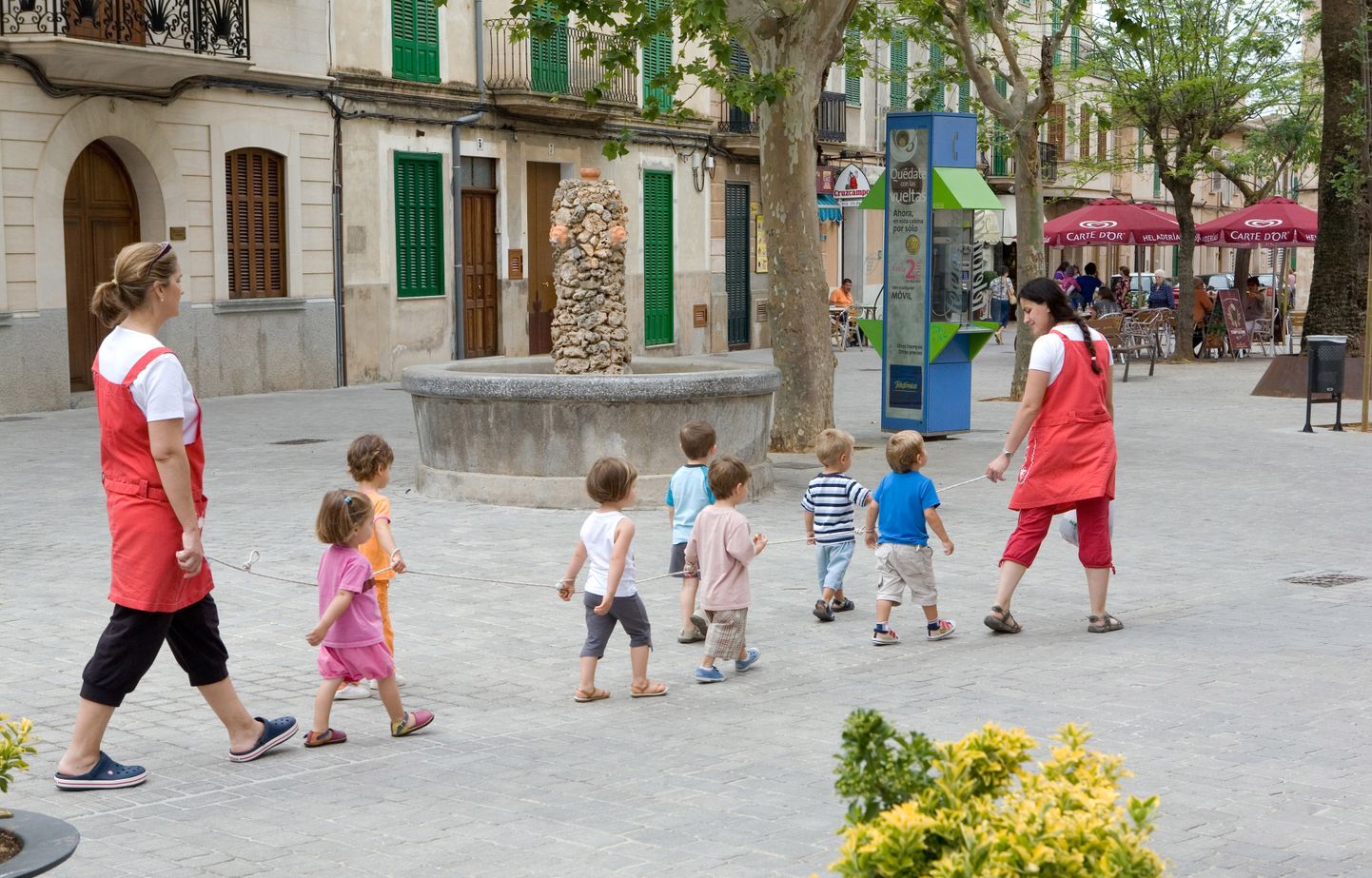 Hispaania lasteaialapsed jalutuskäigul.