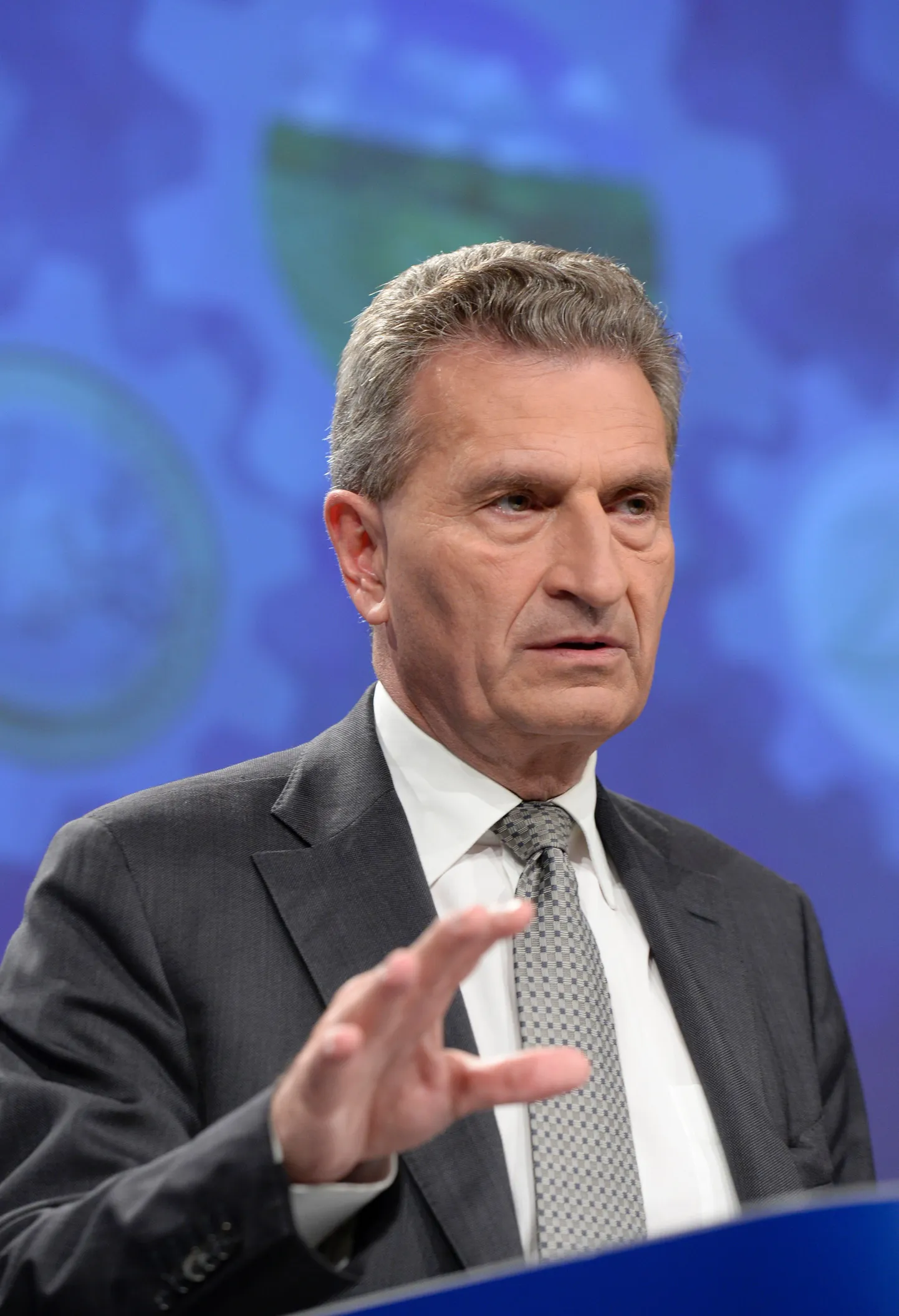 Euroopa Liidu eelarvevolinik Günther Oettinger üleeile Brüsselis ühenduse 2018. aasta eelarvekava esitledes.