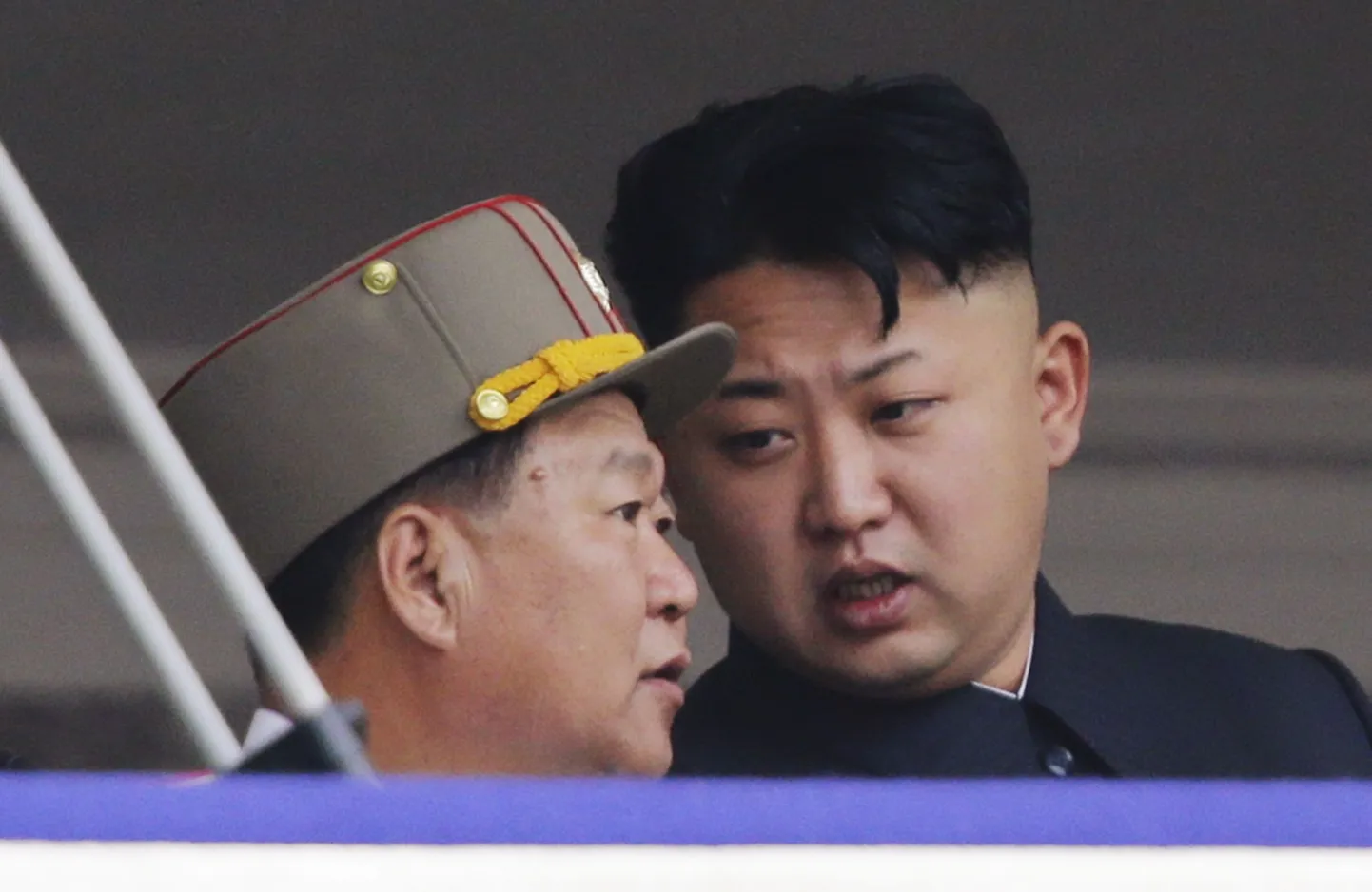 Poliitbüroo alalise komitee liige Choe Ryong-hae (vasakul) koos liider Kim Jong-uniga.