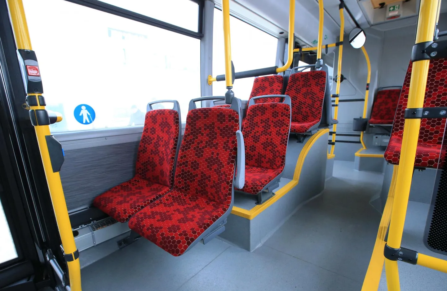 Linnaliinibuss. Pilt on illustreeriv.