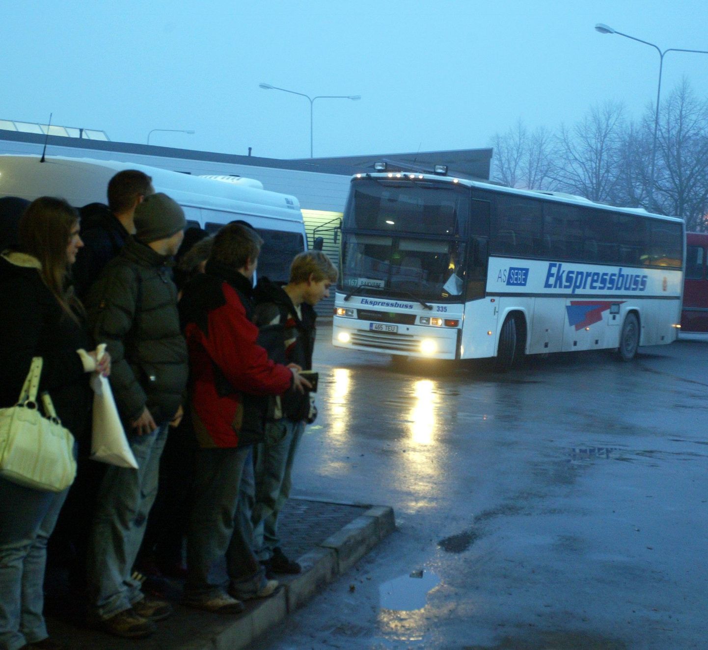 Reisijad Rakvere bussijaamas.