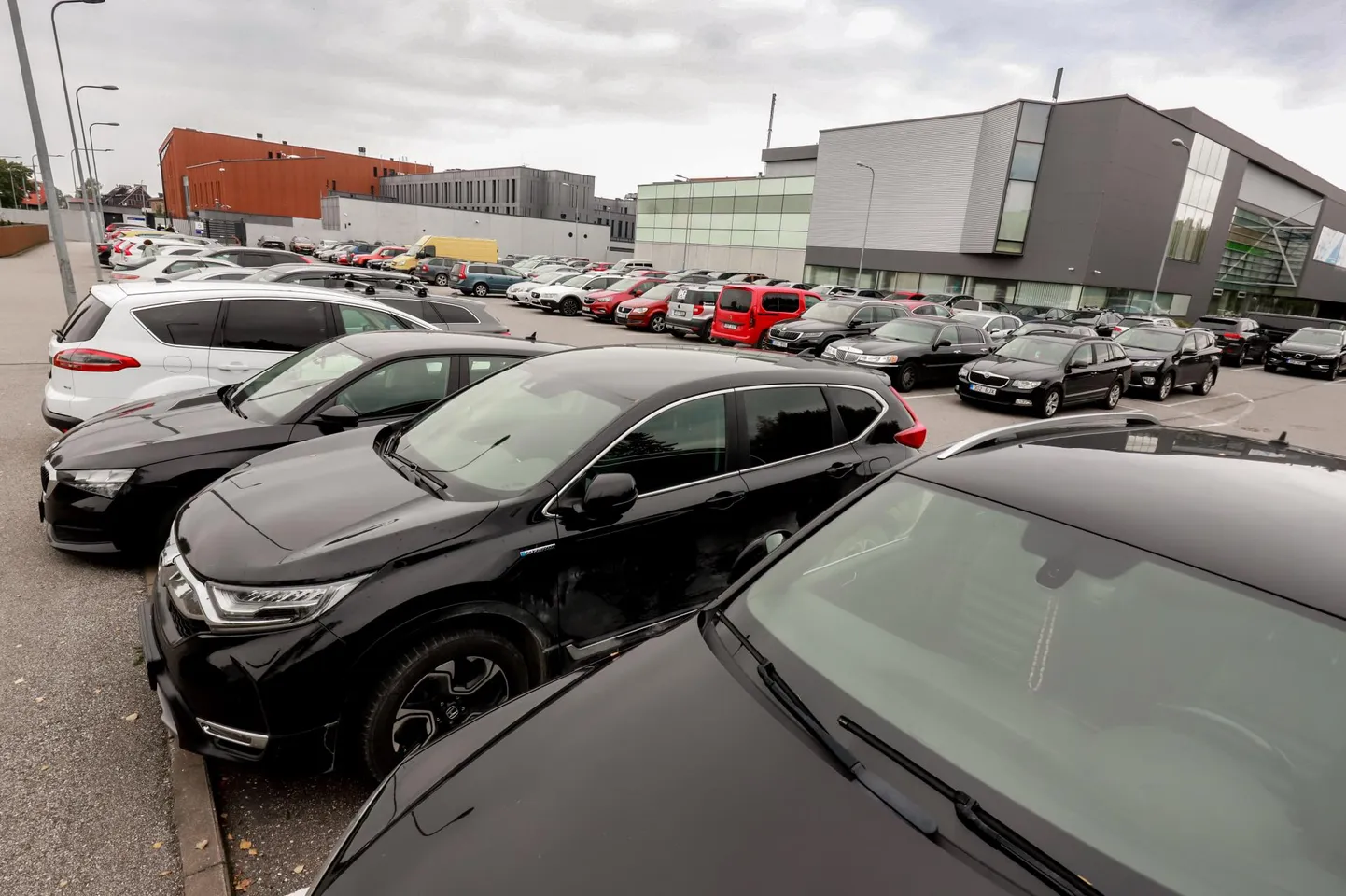 Pärnu spordihalli parklasse ei pruugi tipptundide ajal kõik soovijad ära mahtuda.