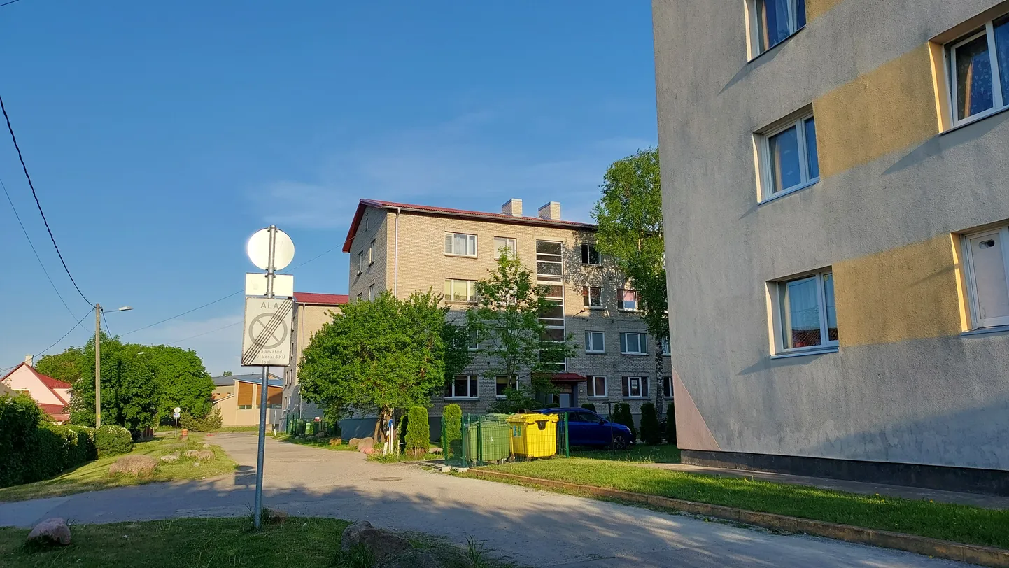 Jõhvi kesklinna läheduses Koidu tänaval asuvad kortermajad, mille juurest leiti tapetu surnukeha.