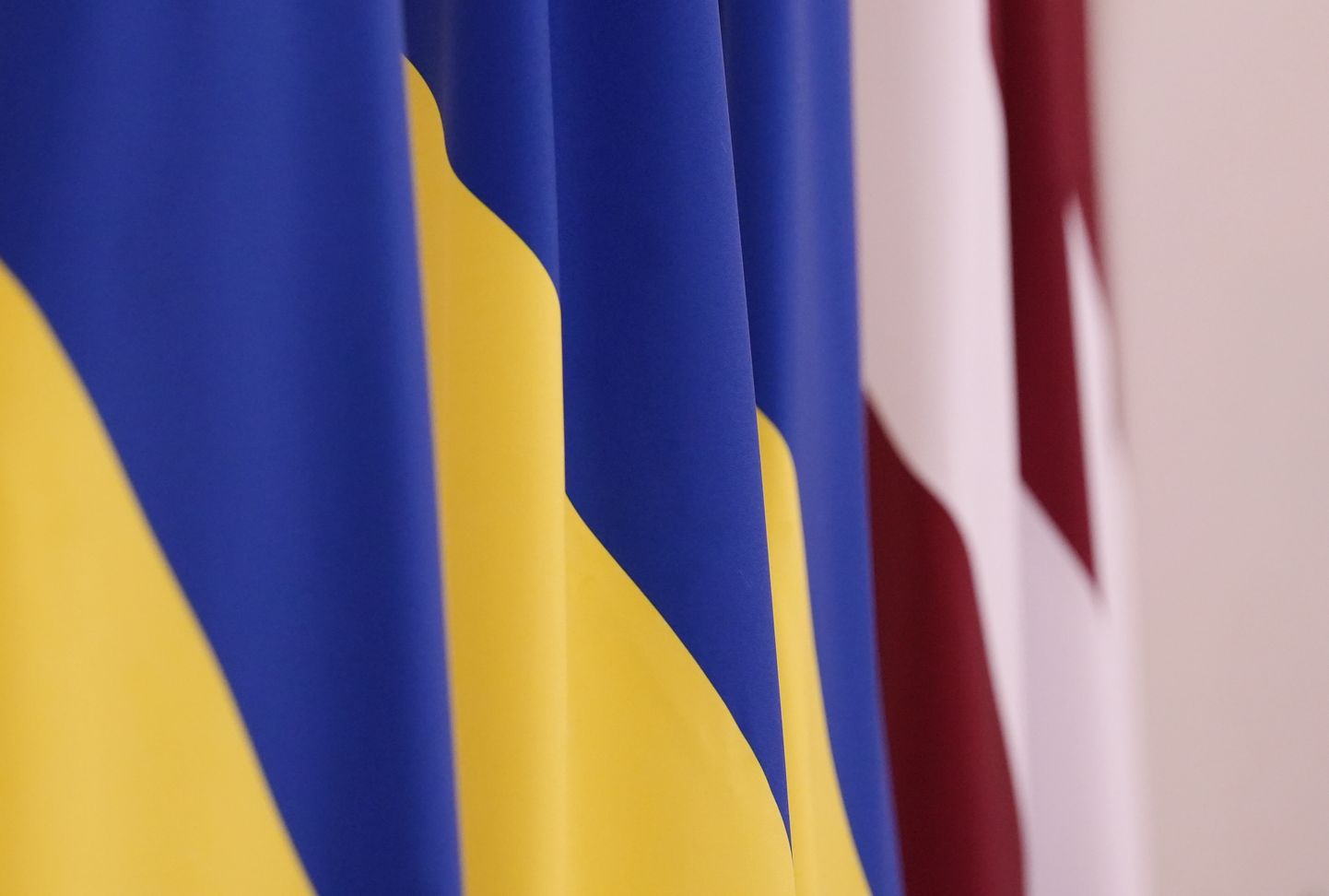 Ukrainas un Latvijas valstu karogi Latvijas un Ukrainas prezidentu kopīgās preses konferences laikā.