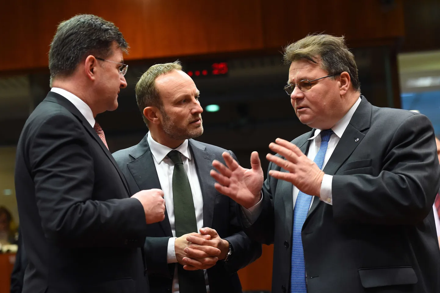Vasakult Slovakkia välisminister Miroslav Lajcak, Taani välisminister Martin Lidegaard ja Leedu välisminister Linas Linkevičius jutuhoos.
