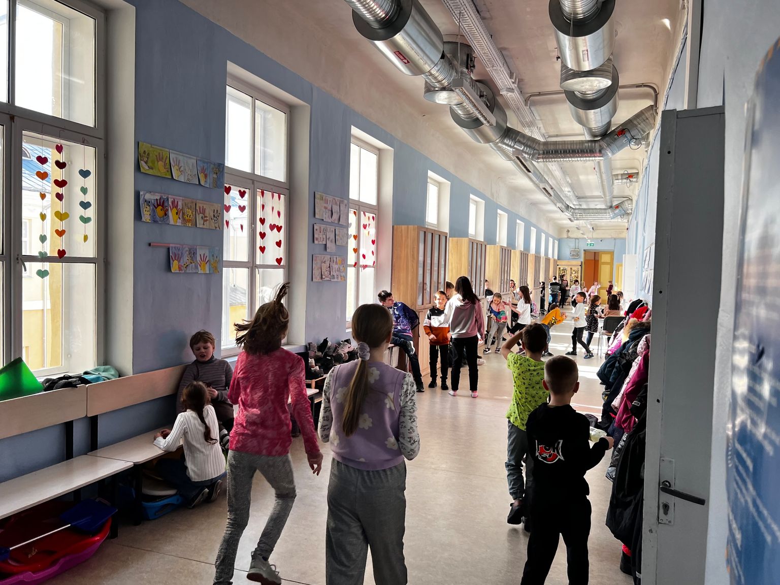 Школьная жизнь кипит в стенах Нарвской Ваналиннаской государственной школы. Ей уготовано остаться основной школой в этом же старом здании, но при этом стать структурной единицей большого образовательного комплекса.