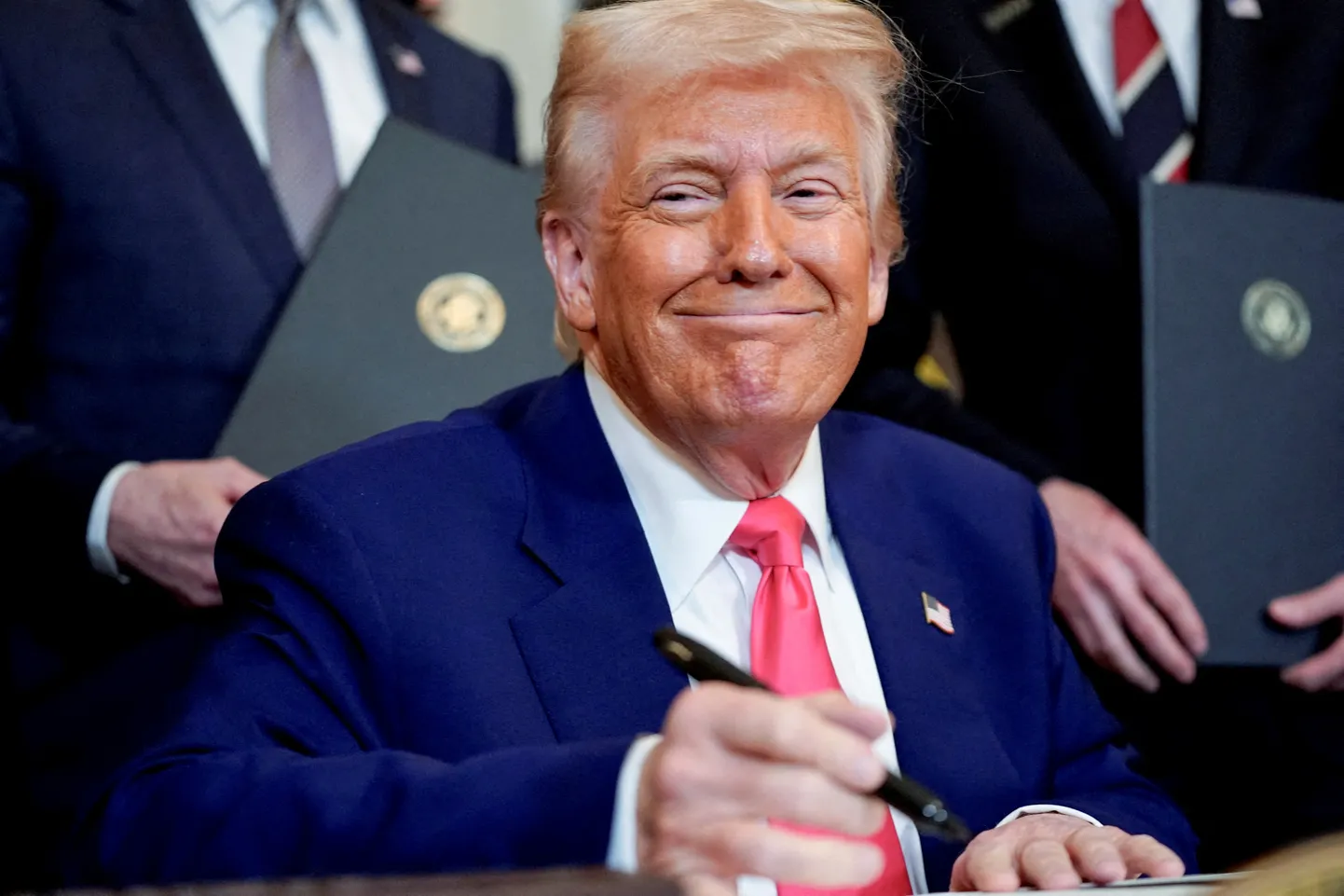 USA president Donald Trump naeratamas, kui allkirjastab Valges Majas Washingtonis, D.C., USA, 8. aprillil 2025 energiaalaseid täidesaatvaid korraldusi.