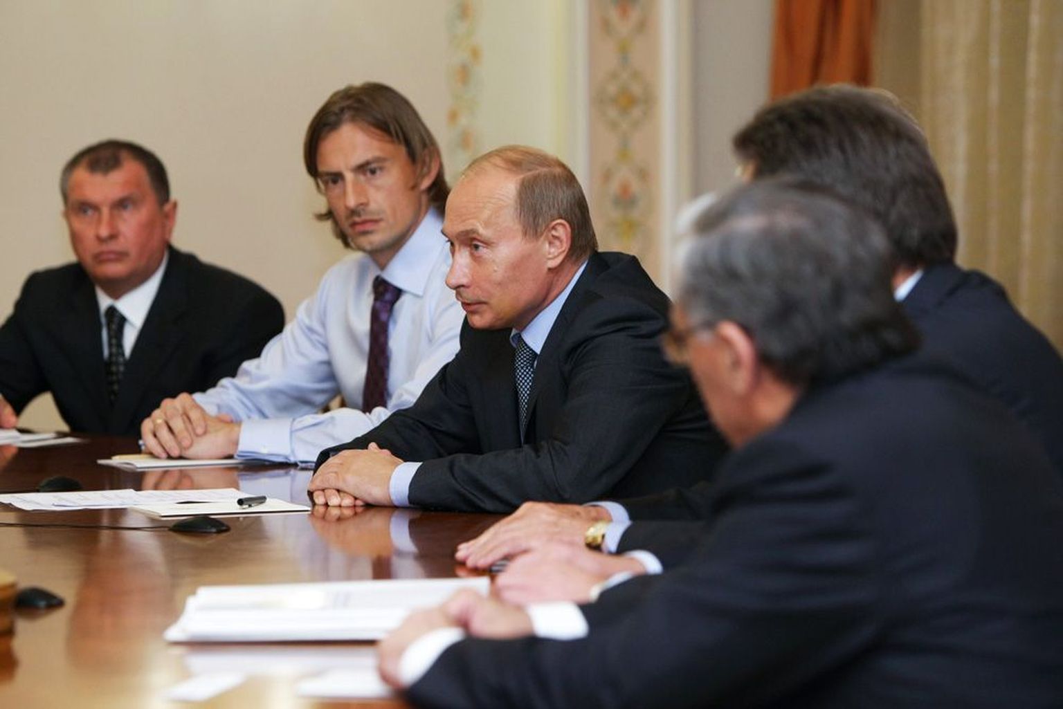 Meenutus aastast 2009. Eesti jalgpallikoondise esiväravavaht Sergei Pareiko (heledas) istus tähtsal kohtumisel Venemaa peaministri Vladimir Putini paremal käel. Nüüd päästis Putini korraldus tema endise koduklubi.