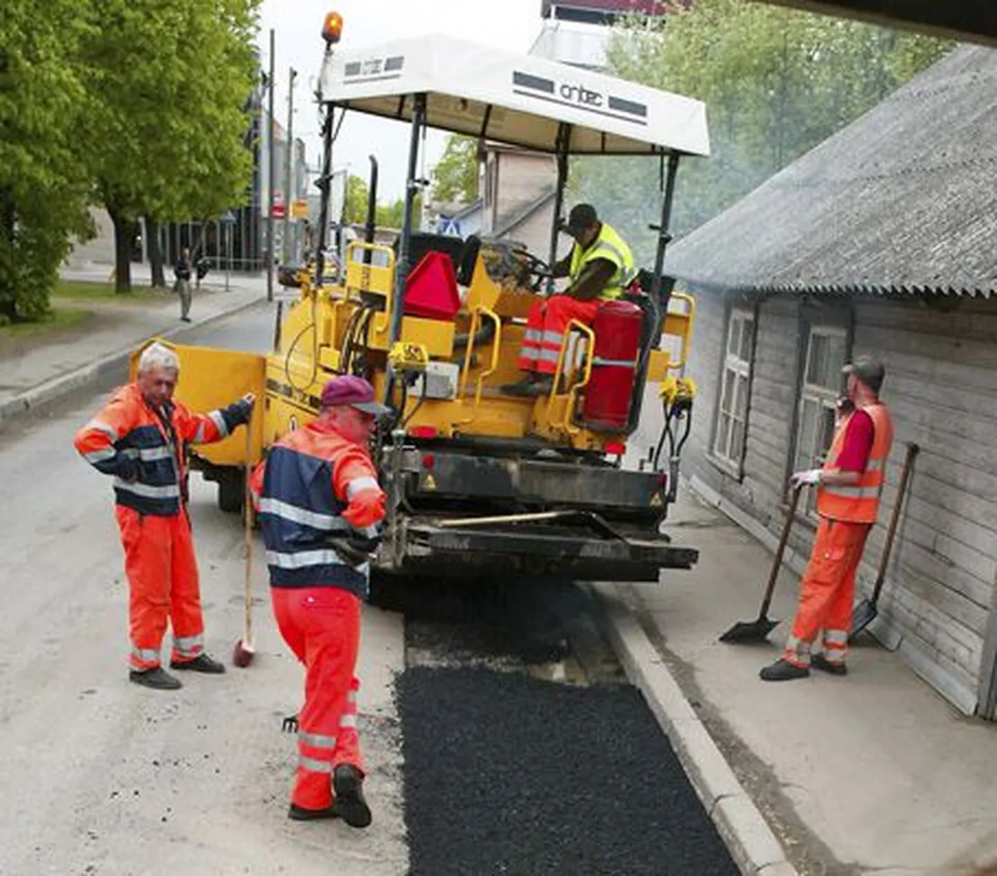 Niimoodi paistis töökaaslaste tegutsemine Laada tänaval ASi Lasila Betoon teerullijuhile Priit Kuusemäele.