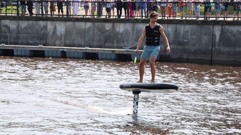 Engineer's Electric Surfboard Shines at Emajõe Festival