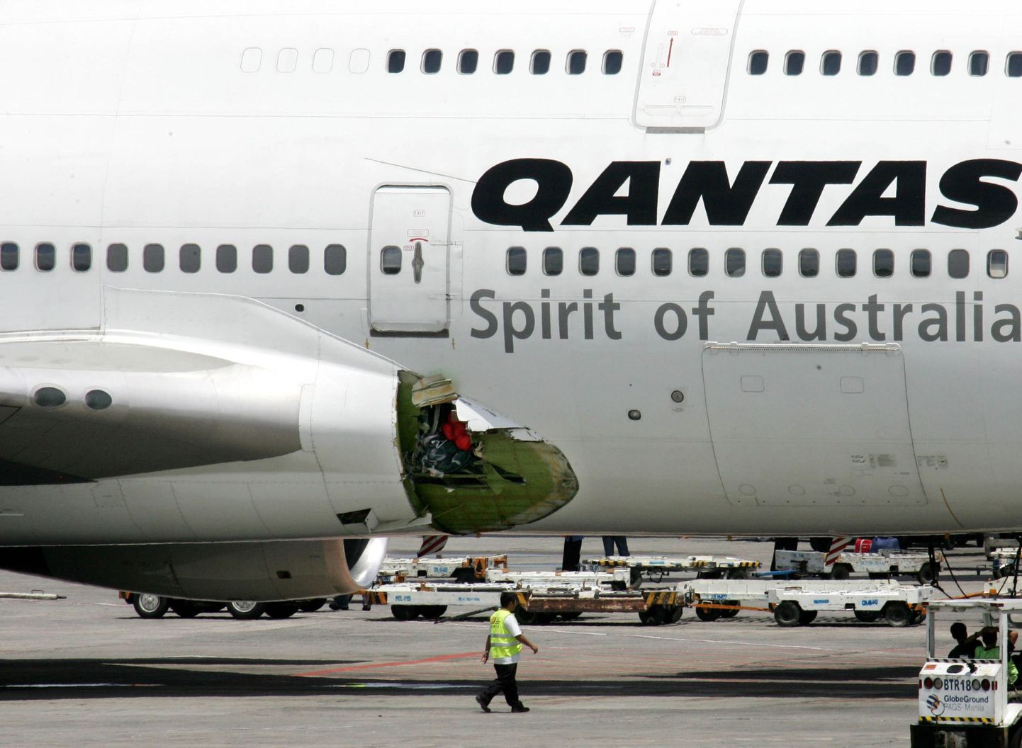 Qantase reisilennuki Boeing 747-400 küljes haigutab suur auk.