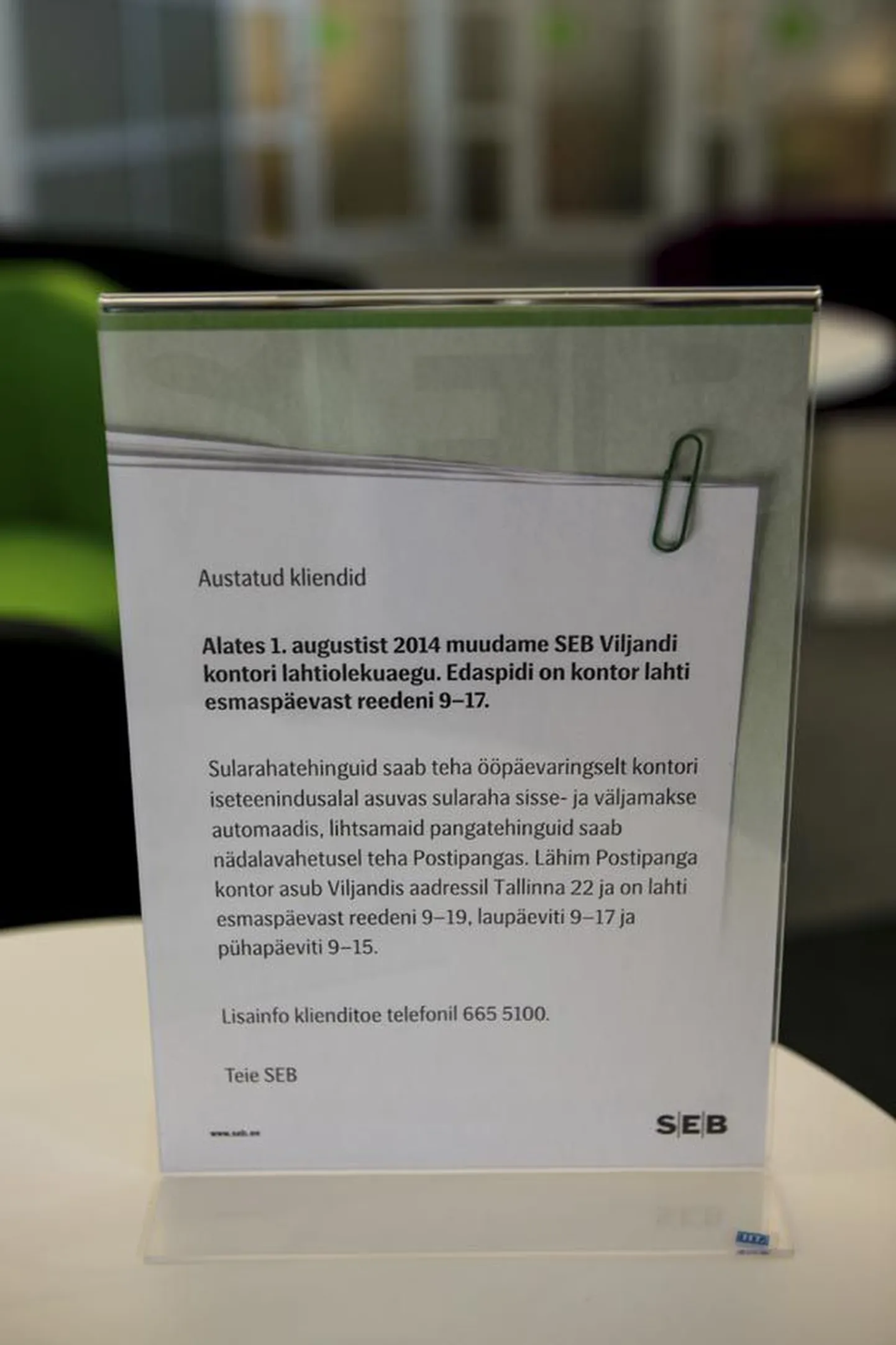 SEB Viljandi kontoris püüavad pilku sildid, mis augustist suunavad kliente laupäeviti pangasaali asemel teisi teenusekanaleid kasutama.