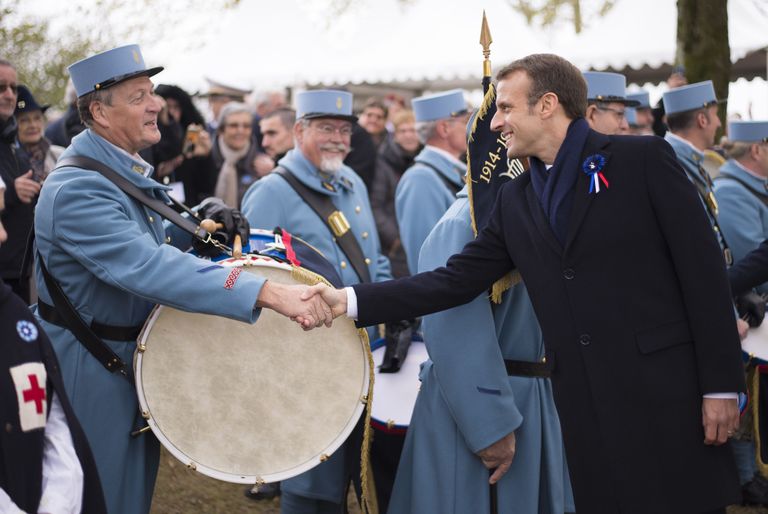 President Emmanuel Macron kohtus Prantsusmaa idaosas ajalooentusiastidega. 