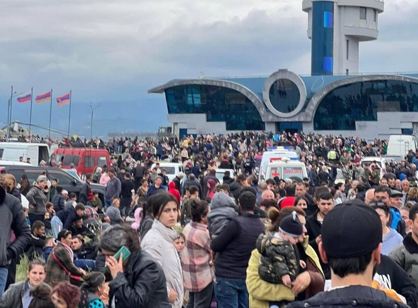 Толпы людей в аэропорту Степанакерта 20 сентября 2023 года после того, власти непризнанной Нагорно-Карабахской республики прекратили сопротивление спецоперации Баку.