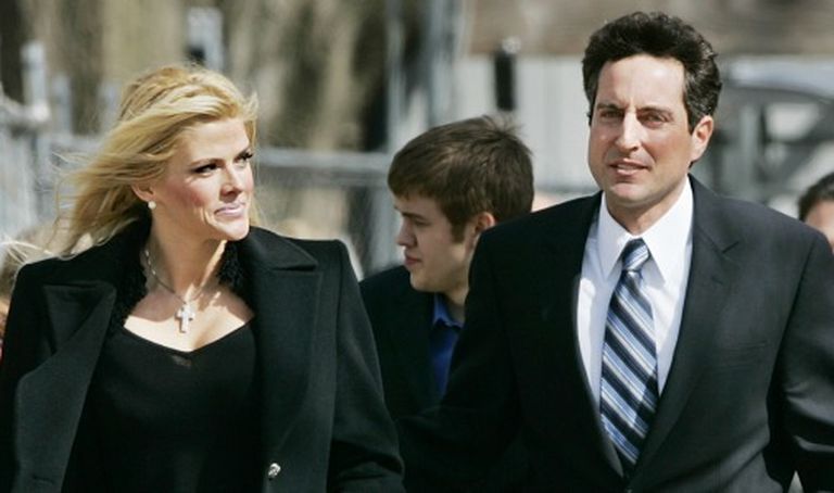 Анна Николь Смит со своим адвокатом и сыном Дэниелом (на заднем плане в центре) в феврале 2006 года 