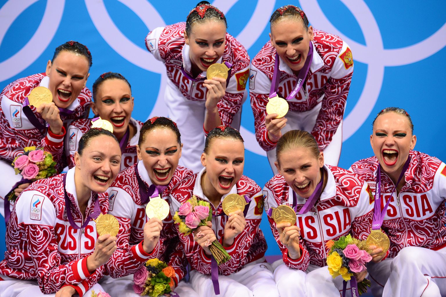 Anastasia Davydova tähistamas koondisekaaslastega Londoni olümpiavõitu.