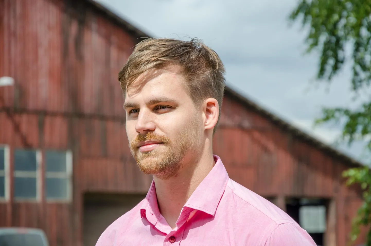 Pajumäe talu peremees Viljar Veidenberg ütles, et umbes nii palju, kui neil kauplustes müük vähenes, on e-poe kliente juurde tulnud.