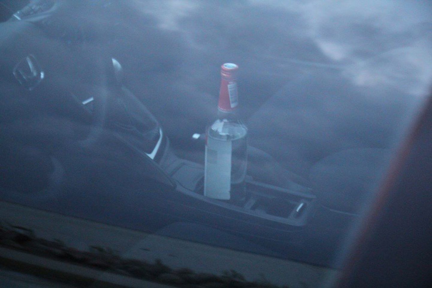 Алкоголь в машине. Фото иллюстративное.