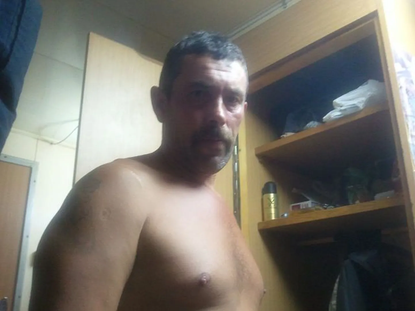 Родственники чаще общаются с Сергеем по телефону или через друзей, но когда выпадает случай, стараются фиксировать происходящее в квартире.