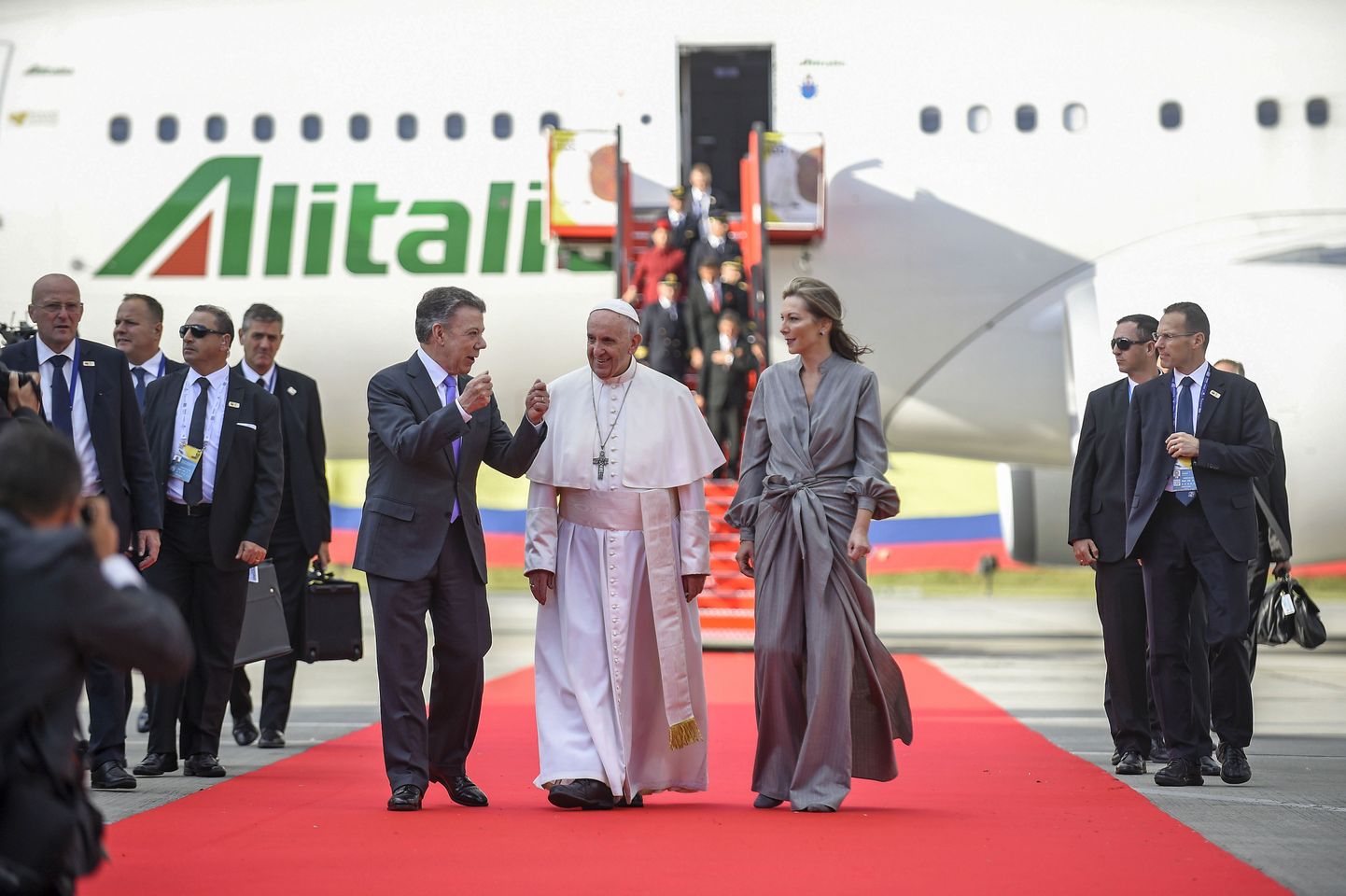 Paavst Franciscus saabus visiidile Colombiasse, teda võttis vastu president Juan Manuel Santos koos abikaasaga.