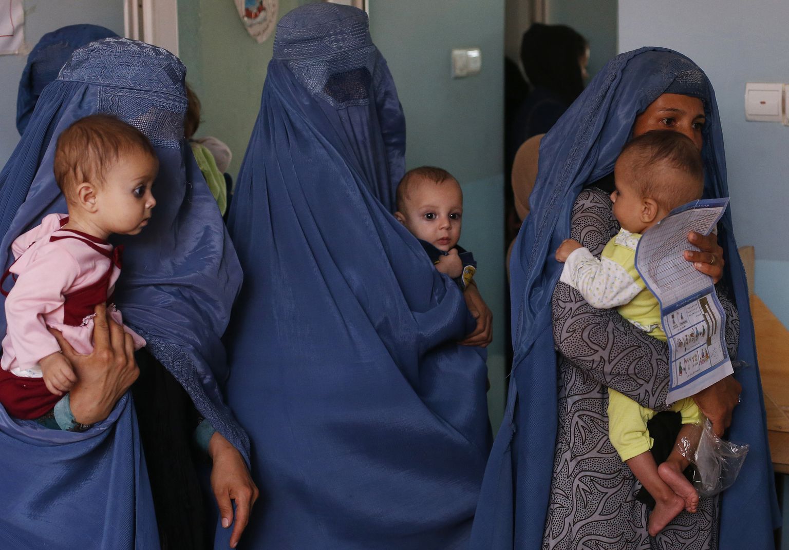 Afgaani emad alatoitumuse all kannatavate väikelastega.