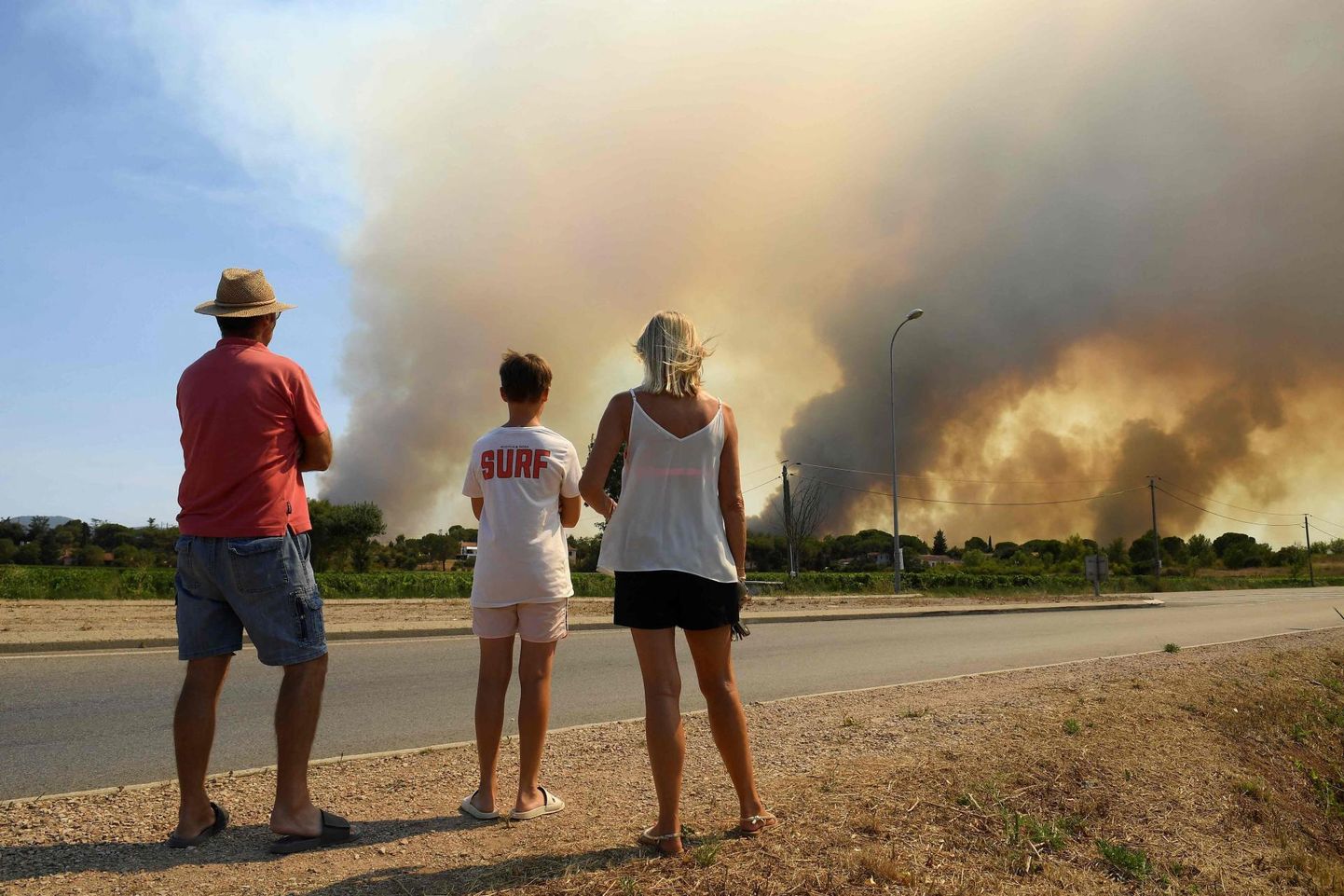 Turistid jälgivad põlengu kulgu kolmapäeval Lõuna-Prantsusmaal.